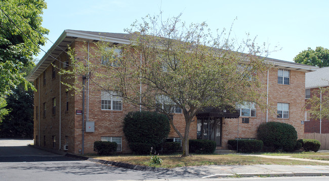 56 Pond St in Weymouth, MA - Foto de edificio - Building Photo