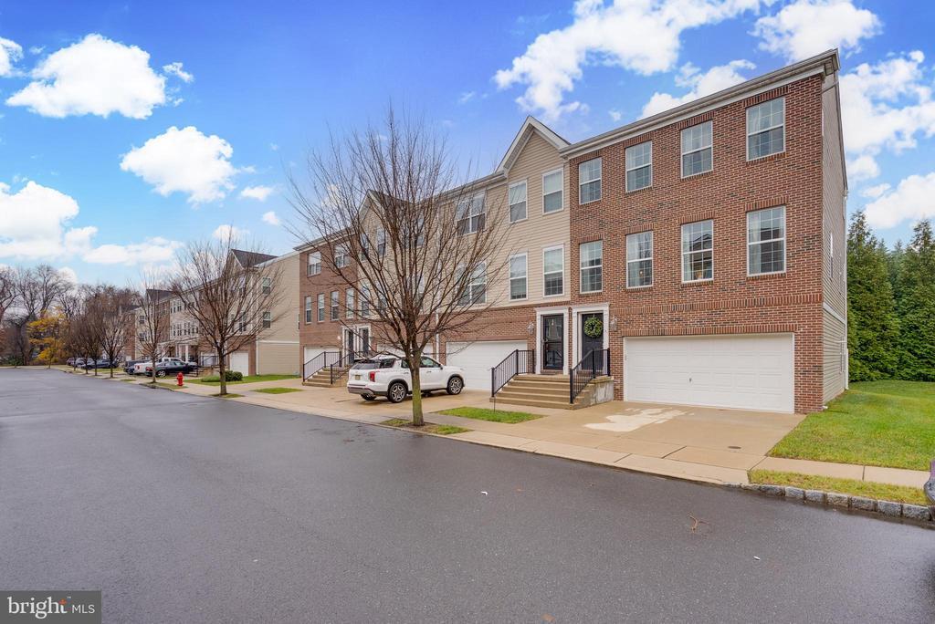 49 Creekside Wy in Burlington, NJ - Building Photo