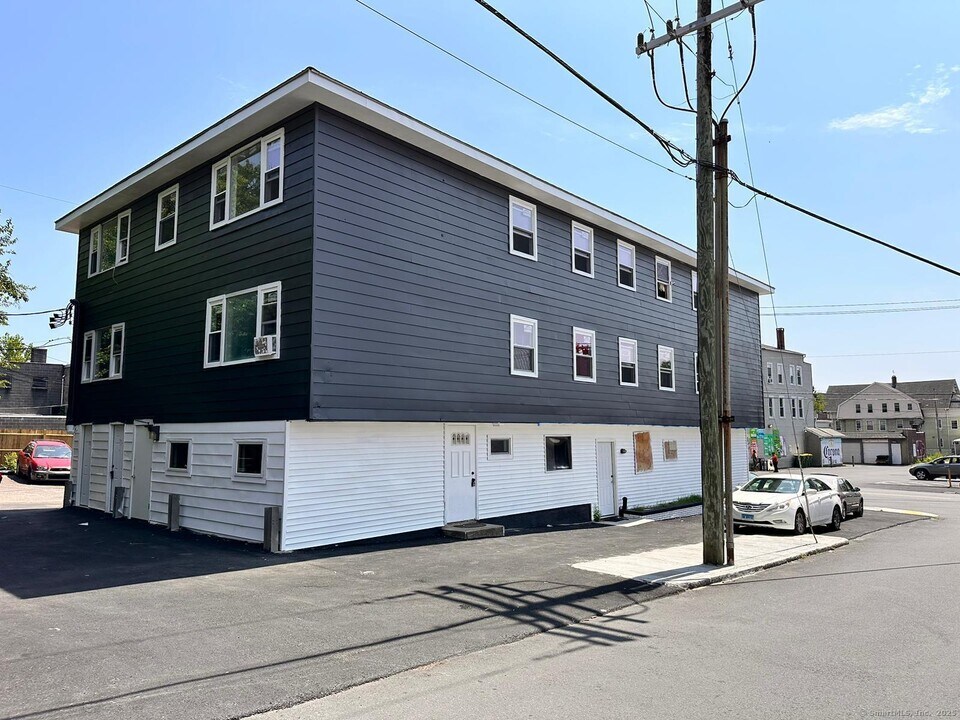 1295 E Main St in Waterbury, CT - Building Photo