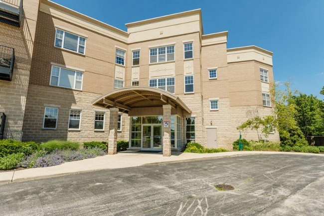 10900 W Bluemound Rd in Wauwatosa, WI - Building Photo - Building Photo