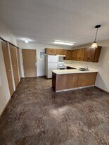 5013 50 St in Cold Lake, AB - Building Photo