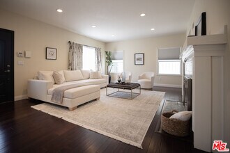 907 Westchester Pl in Los Angeles, CA - Building Photo - Building Photo