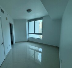 350 S Miami Ave, Unit 2410 in Miami, FL - Foto de edificio - Building Photo