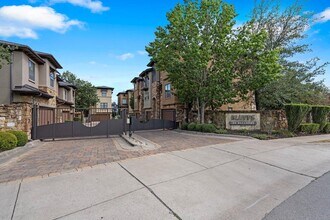 6533 E Hill Dr in Austin, TX - Foto de edificio - Building Photo