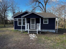 100 Ross St in Huntsville, TX - Building Photo
