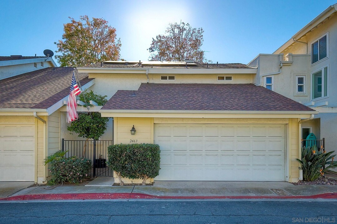 2463 Caminito Venido in San Diego, CA - Foto de edificio