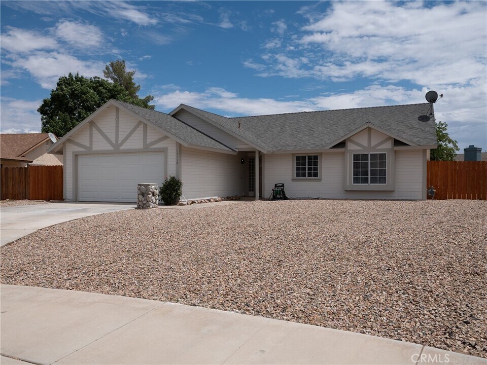 15119 Haddington Way in Victorville, CA - Foto de edificio