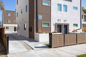 715 W 47th St in Los Angeles, CA - Building Photo - Building Photo