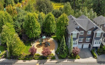 12709 176th Pl NE in Redmond, WA - Foto de edificio - Building Photo