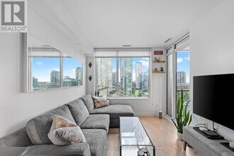 576 Front St W in Toronto, ON - Building Photo - Building Photo