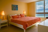 6365 Collins Ave, Unit 3907 in Miami, FL - Foto de edificio - Building Photo