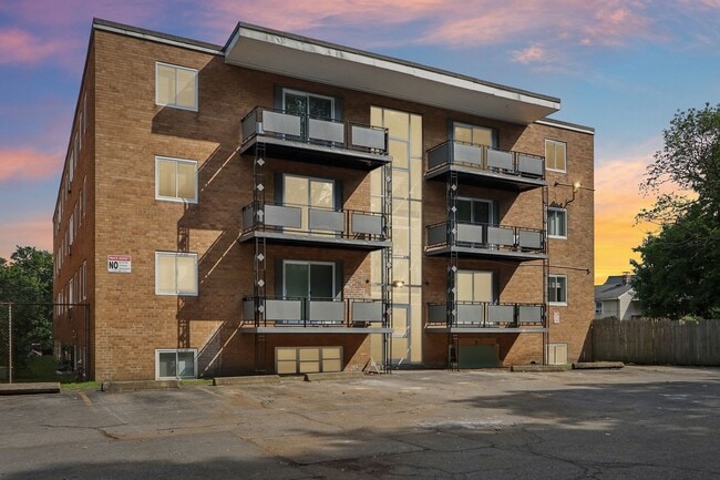 1045 River in Hyde Park, MA - Foto de edificio - Building Photo