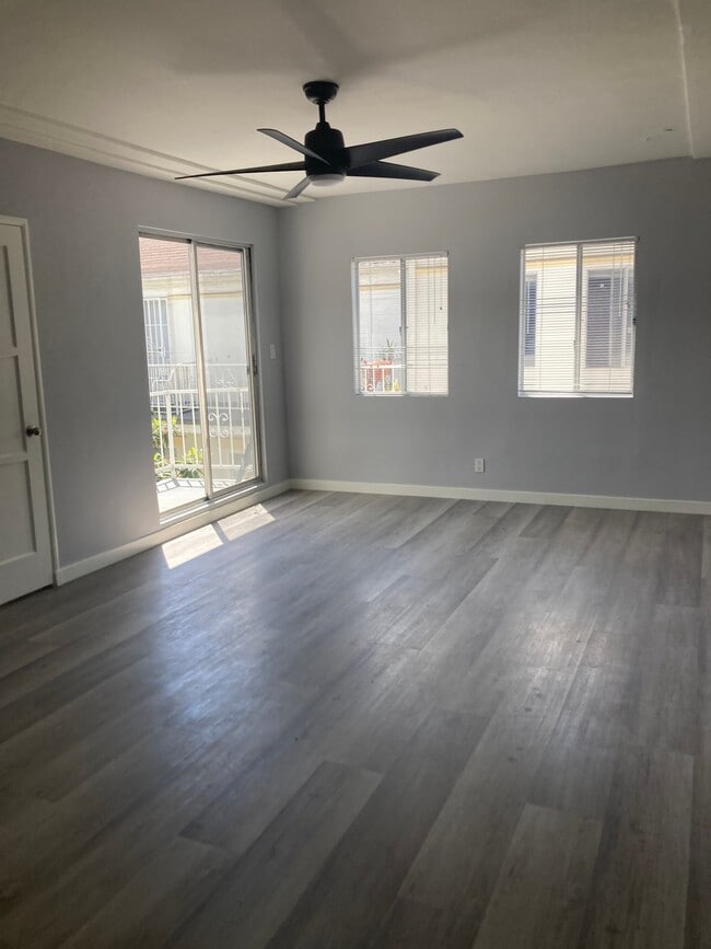 323 N Ogden Dr, Unit upstairs