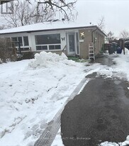 33 Archdekin Dr in Brampton, ON - Building Photo