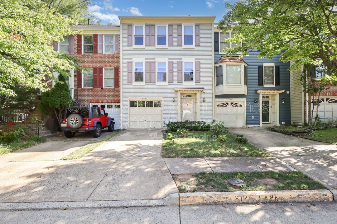 20964 Promontory Square in Sterling, VA - Building Photo