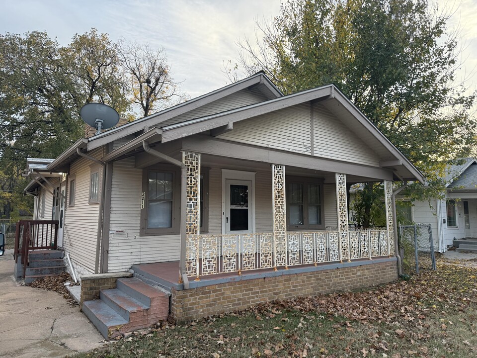 2211 W Douglas Ave in Wichita, KS - Building Photo