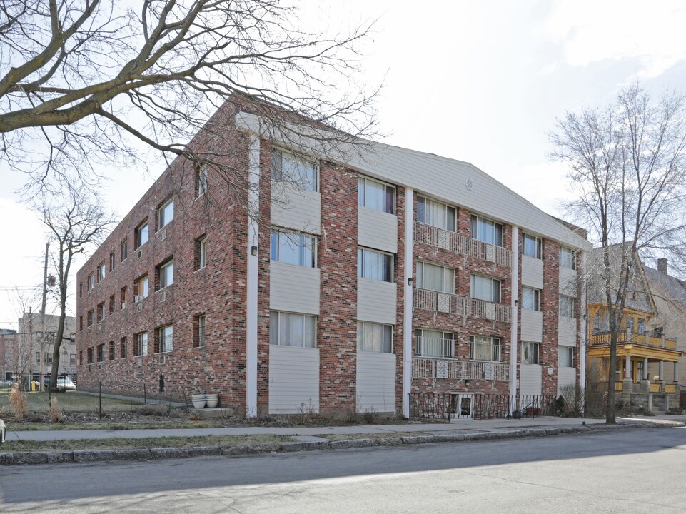 928 N 28th St in Milwaukee, WI - Foto de edificio