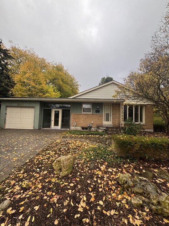 333 Erb St. W in Waterloo, ON - Building Photo