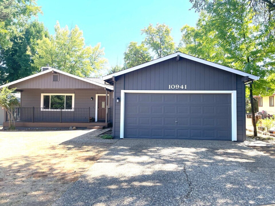 10941 Badger Ct in Penn Valley, CA - Building Photo