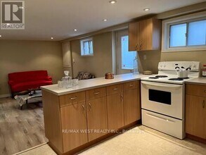 122 Nymark Ave in Toronto, ON - Building Photo - Building Photo