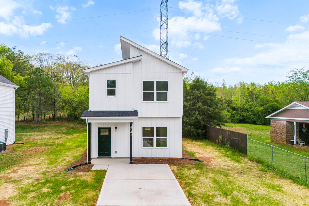 2043 Greenoak Dr in Shelby, NC - Building Photo