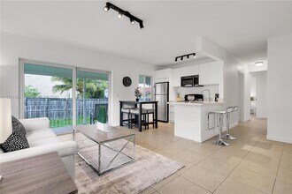 1021 NW 23rd Ave-Unit -0 in Miami, FL - Foto de edificio - Building Photo
