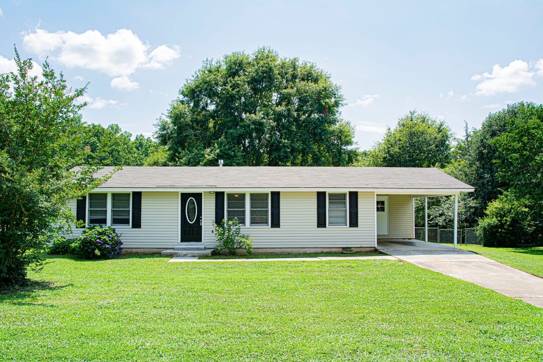 3915 Maggie Dr SE in Conyers, GA - Foto de edificio