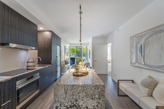 1 Bloor St E in Toronto, ON - Building Photo - Building Photo