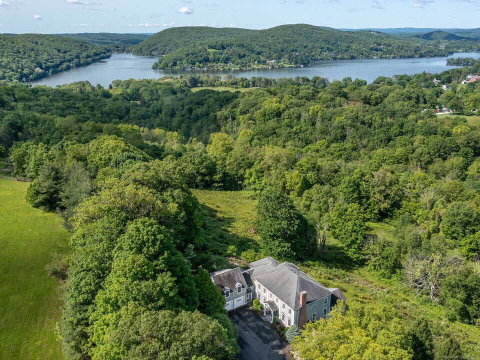 293 Lake Rd in Warren, CT - Building Photo
