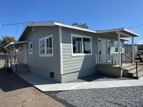 8874 Troy St in Spring Valley, CA - Foto de edificio - Building Photo