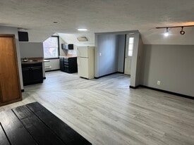 324 Walnut Ave, Unit 4 in Fairmont, WV - Building Photo