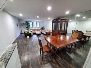 12/8 N Rte 303 in Clarkstown, NY - Foto de edificio - Building Photo