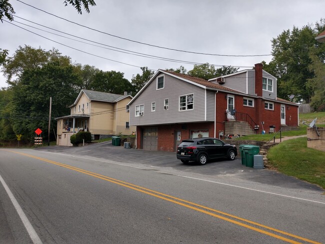 535 New Alexandria Rd, Unit 2 in Greensburg, PA - Building Photo - Building Photo