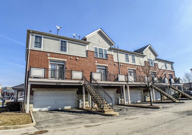 2221 S Crambourne Way in Arlington Heights, IL - Building Photo - Building Photo