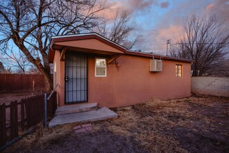 330 La Vega Dr SW in Albuquerque, NM - Building Photo - Building Photo