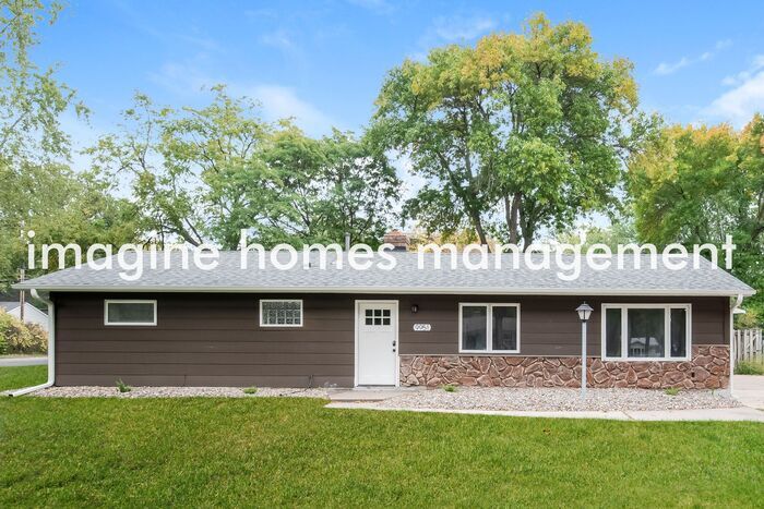 9951 Norway St NW in Coon Rapids, MN - Foto de edificio