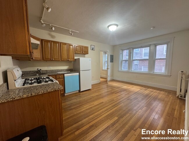 1615 Commonwealth Avenue, Unit 203 in Boston, MA - Foto de edificio - Building Photo