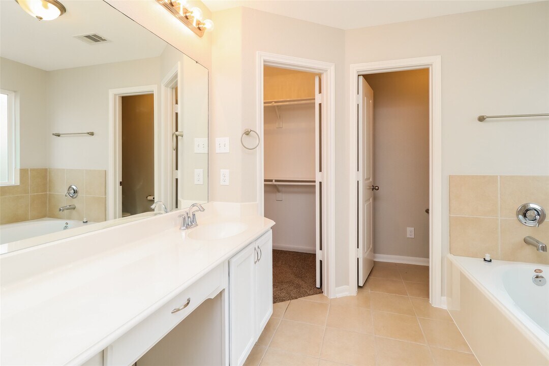 17239 Glen Oaks Dr in Conroe, TX - Building Photo
