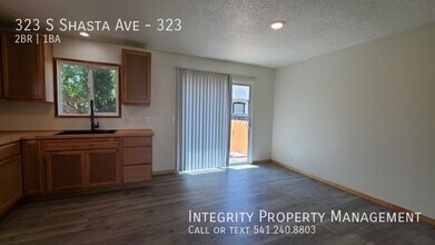 323 S Shasta Ave-Unit -323 in Eagle Point, OR - Building Photo - Building Photo