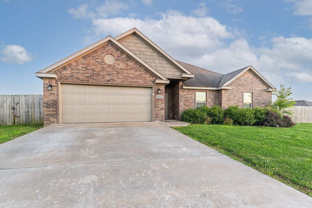 2091 Eagle Dr in Pea Ridge, AR - Building Photo