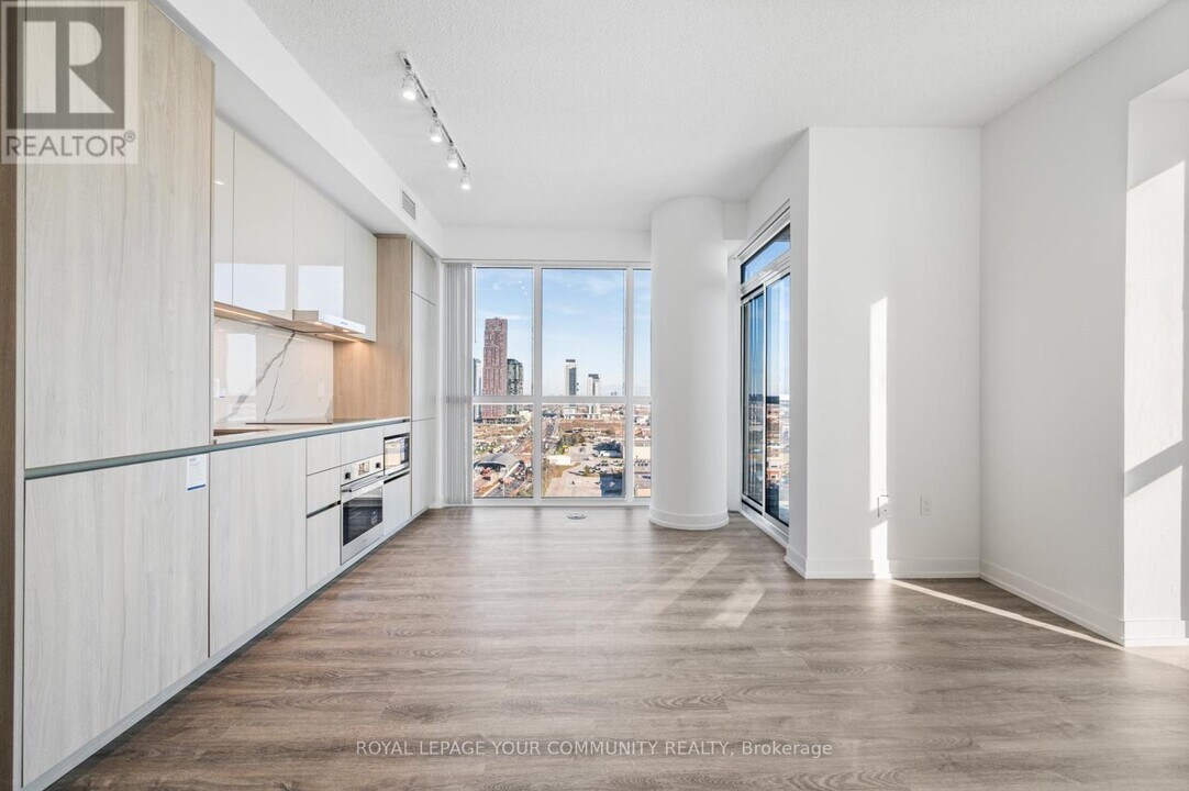 8 Interchange Wy in Vaughan, ON - Building Photo