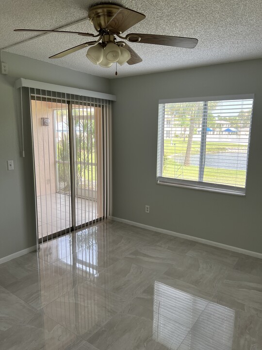 1100 Pondella Rd, Unit 304 in Cape Coral, FL - Foto de edificio