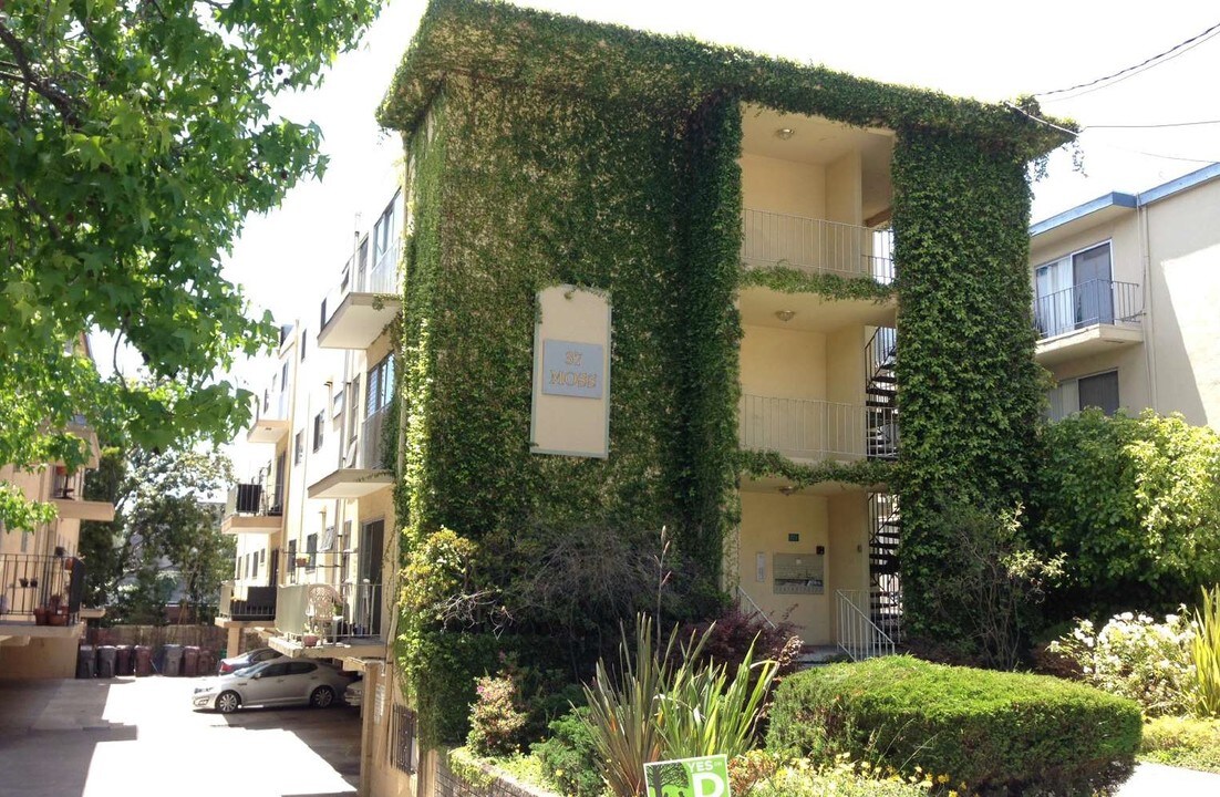 37 Moss Ave in Oakland, CA - Foto de edificio