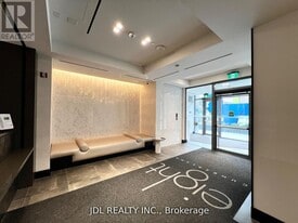 8 Cumberland St in Toronto, ON - Building Photo