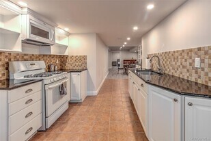 17 Cobbler Ln in East Setauket, NY - Building Photo