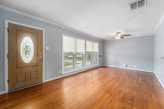 8106 Montridge Dr in Houston, TX - Building Photo - Building Photo