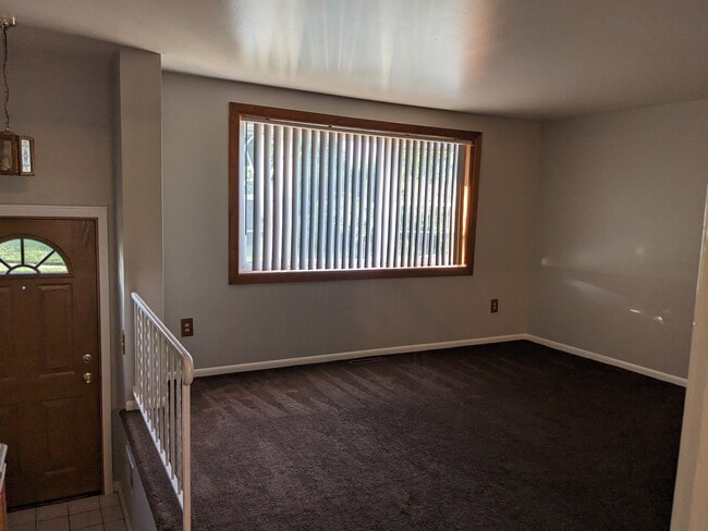 985 Regina Dr in Halethorpe, MD - Building Photo - Building Photo