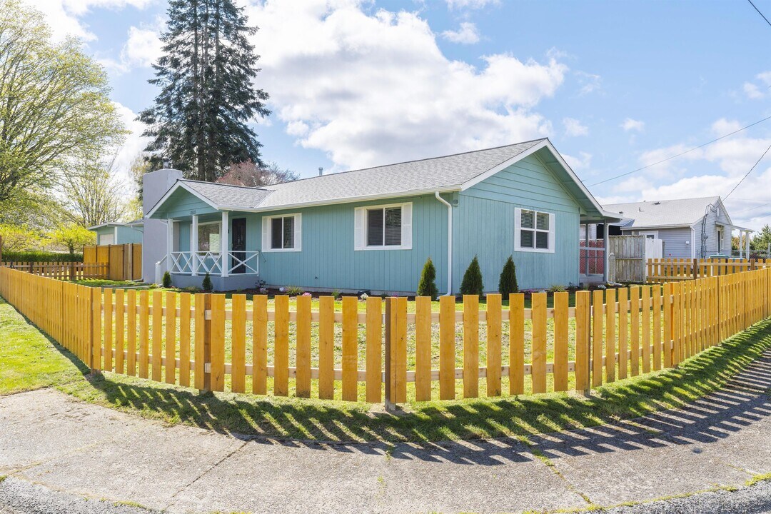 2533 Stephenson Ave in Bremerton, WA - Building Photo