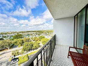 800 Parkview Dr, Unit 1007 in Hallandale Beach, FL - Foto de edificio - Building Photo