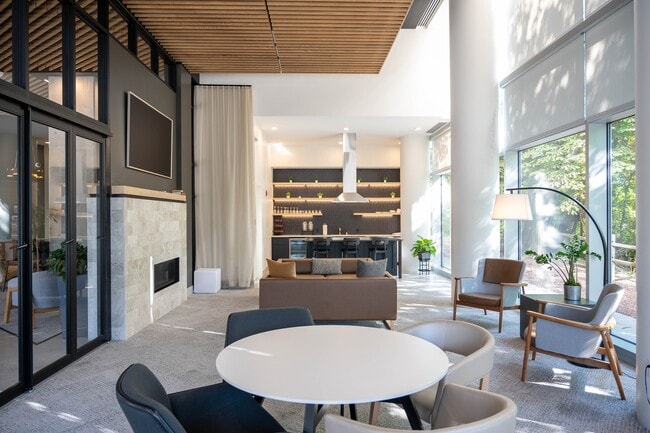 Park Lafayette Towers in Milwaukee, WI - Foto de edificio - Building Photo